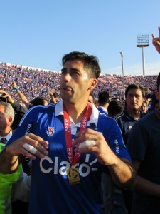 Johnny Herrera fue pilar fundamental en este plantel. Foto de ayer en la vuelta olímpica. 