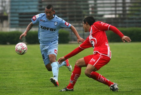 Deportes Iquique ganó 2-1 a Unión La Calera, dejando a Cobresal como único puntero.