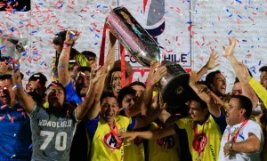 La "U" de Concepción levanta la copa que lo declara como justo campeón de la Copa Chile.
