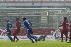 Leandro Benegas le dio dos estocadas letales a Ñublense.