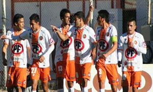 Un tempranero gol de Donoso le permitió a Cobresal ganar un difícil encuentro que lo acerca al título.