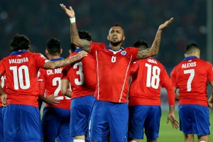 Arturo Vidal fue la figura de la Roja, con dos goles y la asistencia en la conquista de Edú Vargas.