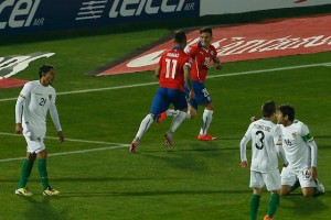 Charles Aránguiz marcó dos goles frente a Bolivia.