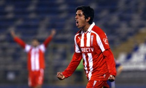 Fabián Manzano es formado en la cantera de Universidad Católica, debutó el año 2013 de la mano de Martín Lasarte.