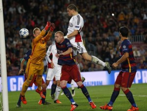 El portero alemán volvió a ser víctima de las burlas y la crítica por la complicidad en el gol del Leverkusen.