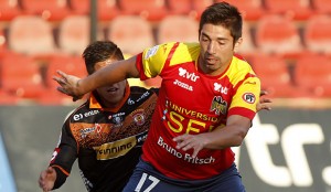 Jorge Ampuero disputando un balón el año 2014