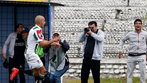 Riquelme abrió la cuenta con un golazo.