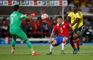 Gary Medel y Claudio Bravo mandan en la defensa chilena.