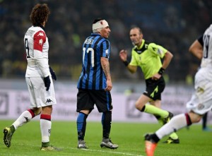 Gary con su vendaje ante el Cagliari.