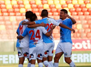 Orlando hizo los dos goles que le permiten soñar a los Pumas con la permanencia.