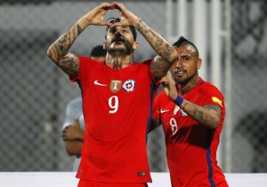 Pinilla volvió al gol con La Roja, después de doce años.