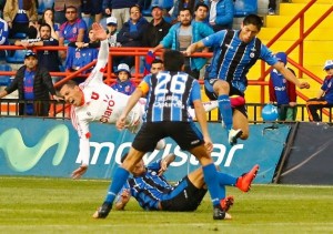 Ubilla salió lesionado, después de recibir una fuerte entrada de Bizama.