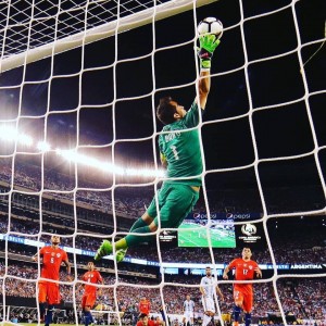 La gran atajada de la copa. Bravo fue fundamental y clave en la final ante Argentina.