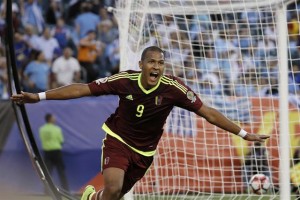 Salomón Rondón anotó un gol histórico. Venezuela le ganó a Uruguay y clasificó a los cuartos de final de la Copa Centenario.