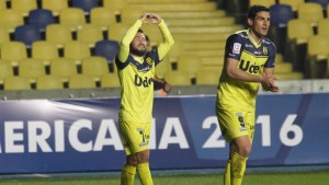 Jean Meneses celebra uno de sus dos goles que hace soñar a la U. de Conce con la clasificación.