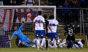 Con gol de Baeza Colo Colo se adelantó ante la UC.