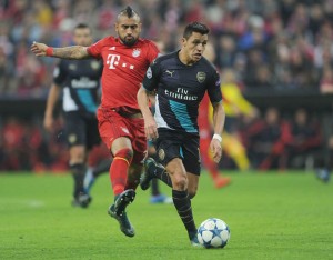 Alexis Sánchez y Arturo Vidal disputando un balón en un duelo entre Arsenal vs Bayern Munich