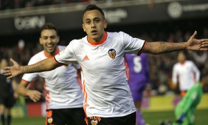 Fabián Orellana marcó el 2-0 de Valencia sobre el Real Madrid.