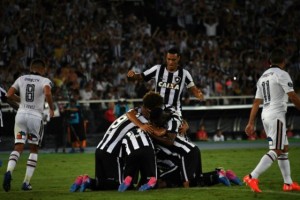 Botafogo venció a Colo Colo, pero los albos anotaron un gol que puede ser decisivo en la revancha.