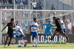 Paredes ya se sacó la marca de Lanaro y con un golpe de cabeza anotó el primer gol en el triunfo de los albos ante la UC.