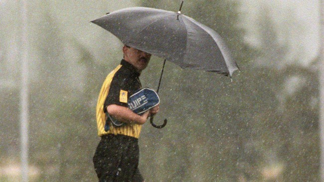 lluvia futbol arbitro paraguas e1402254150542