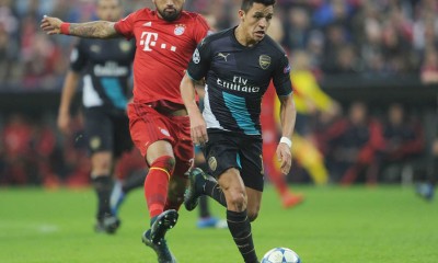 Alexis Sánchez y Arturo Vidal disputando un balón en un duelo entre Arsenal vs Bayern Munich