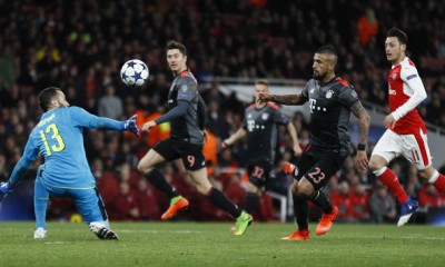 Arturo Vidal define con clase para anotar uno de sus dos goles que aportó en el triunfo del Bayern ante el Arsenal.