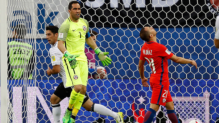 Marcelo Díaz se equivocó y fue fatal. Chile perdió la final ante Alemania en la Confederaciones.