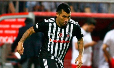 Gary Medel entró en la segunda etapa en el duelo del Besiktas ante el Porto.