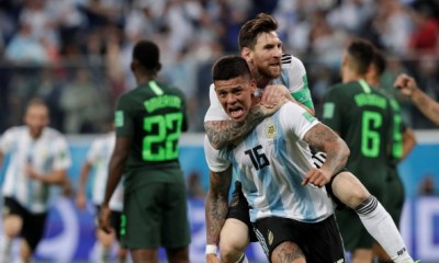 Messi y Rojo celebran con todo la clasificación a octavos de final en el Mundial de Rusia 2018.