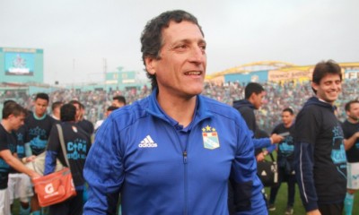 Mario Salas se tituló campeón en Perú con el Sporting. Ahora debe decidir si vuelve a Chile a comandar a Colo Colo.