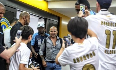 Jorge Sampali fue recibido como héroe a su llegada a Sao Paulo por los hinchas del Santos.