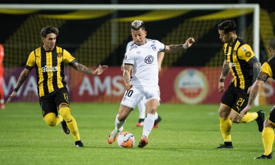 Colo Colo cayó ante Peñarol y quedó muy complicado para clasificar a la siguiente ronda.