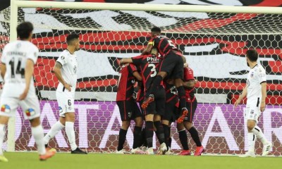 Athletico Paranaense venció como local por 2 a 0 a Colo Colo por Copa Libertadores.