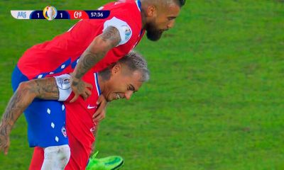 Vargas y Vidal celebran el gol de Chile