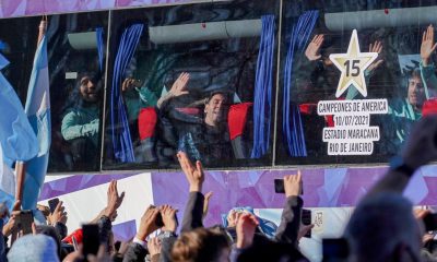 argentina bus messi hinchas aeropuerto