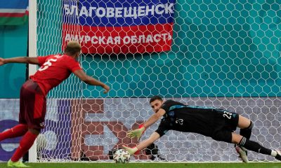 unai simon detiene un penalti a akankji suiza vs espana