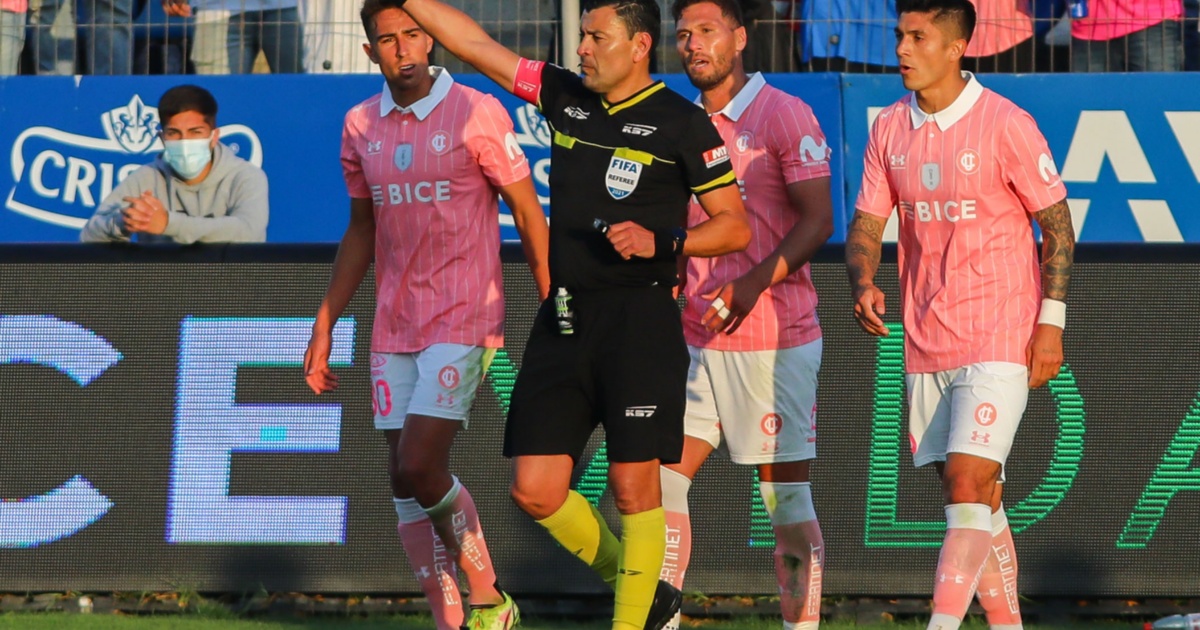 Aguantando con nueve jugadores, U.Católica le gana a Wanderers y va encendida a la batalla del Monumental