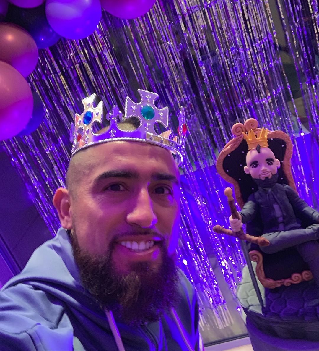 arturo vidal en el dia de su cumpleanos