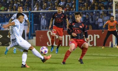 Mateo Coronel anotó un golazo desde 70 metros en Argentina