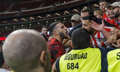 El defensa del Atlético de Madrid, Mario hermoso, se encara con hinchas albirrojos