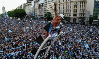 Hinchas argentinos celebran en las calles de Buenos Aires