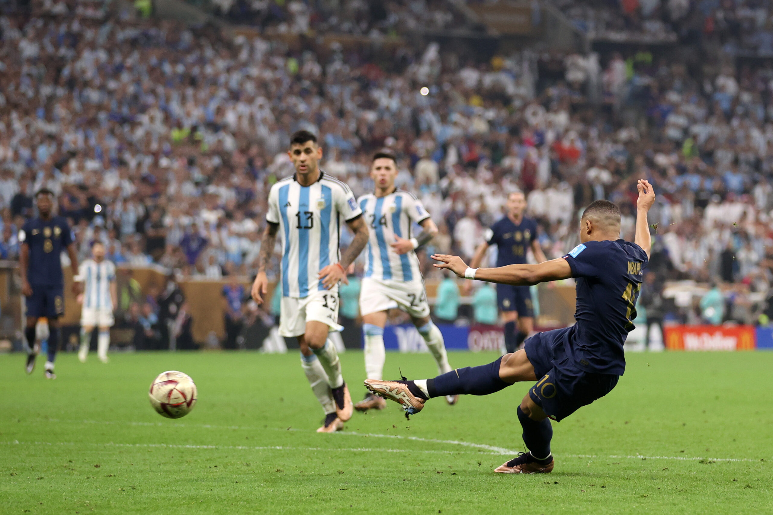 Mbappé ya le pegó la tijera que terminará con la pelota en el fondo de las mallas.