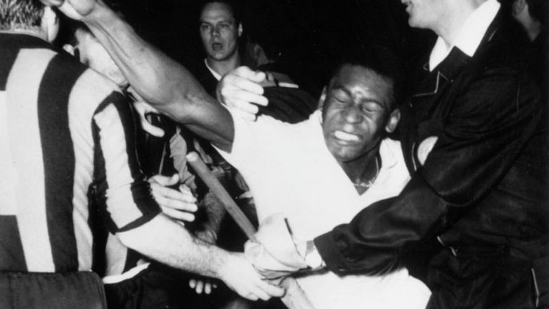 Pelé fue expulsado en Colombia y los hinchas lo hicieron volver