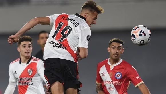 River empató con argentinos. El chileno Paulo Díaz fue titular