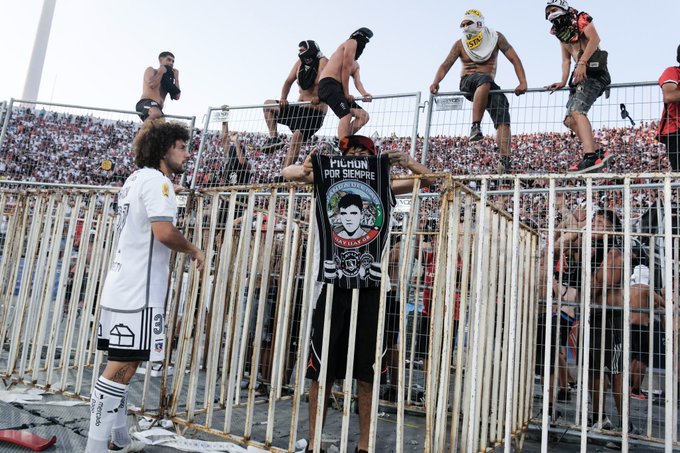 Hinchas de Colo Colo como delincuentes logran suspender el partido entre Colo Colo y Huachipáto