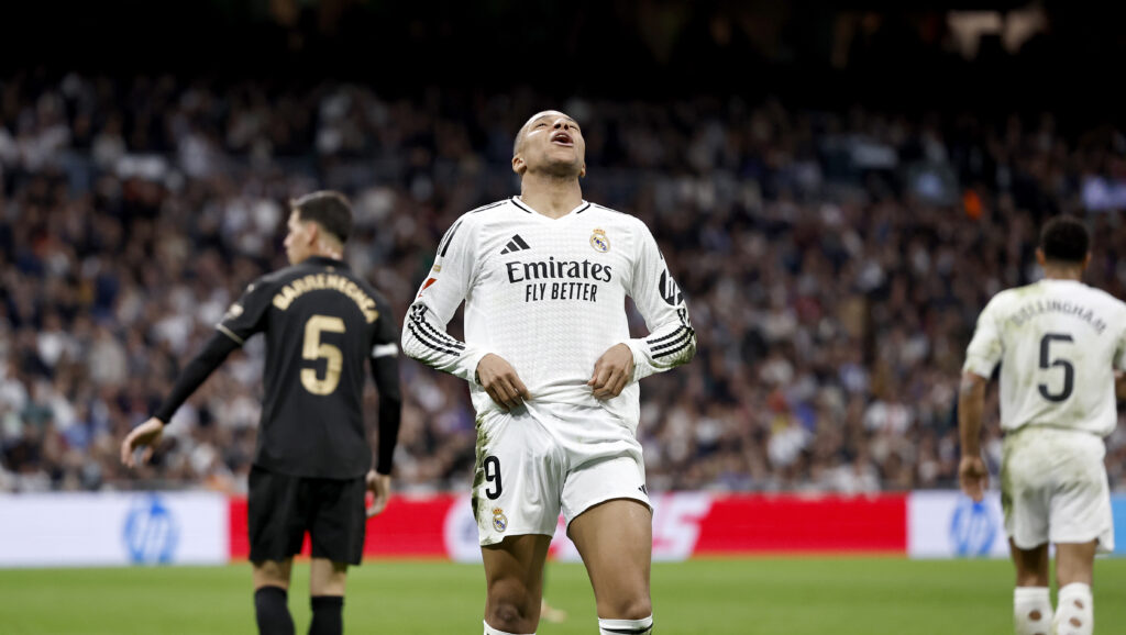 El Valencia tumba al Real Madrid en el descuento y sirve la Liga en ...