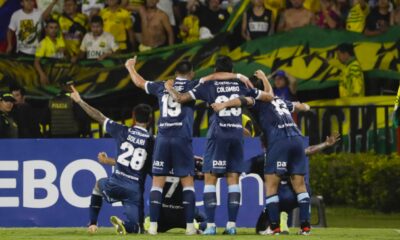 Racing humilla a Bucaramanga y lidera el grupo de Colo Colo