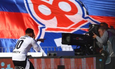 El Superclásico chileno entre Universidad de Chile y Colo Colo terminó con victoria azul, pero la polémica arbitral de Piero Maza y el aggiornamiento de su informe con incidentes como lanzamiento de petacas y uso de fuegos artificiales complican a la U, que enfrenta sanciones disciplinarias y una citación en la ANFP.
