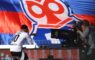 El Superclásico chileno entre Universidad de Chile y Colo Colo terminó con victoria azul, pero la polémica arbitral de Piero Maza y el aggiornamiento de su informe con incidentes como lanzamiento de petacas y uso de fuegos artificiales complican a la U, que enfrenta sanciones disciplinarias y una citación en la ANFP.